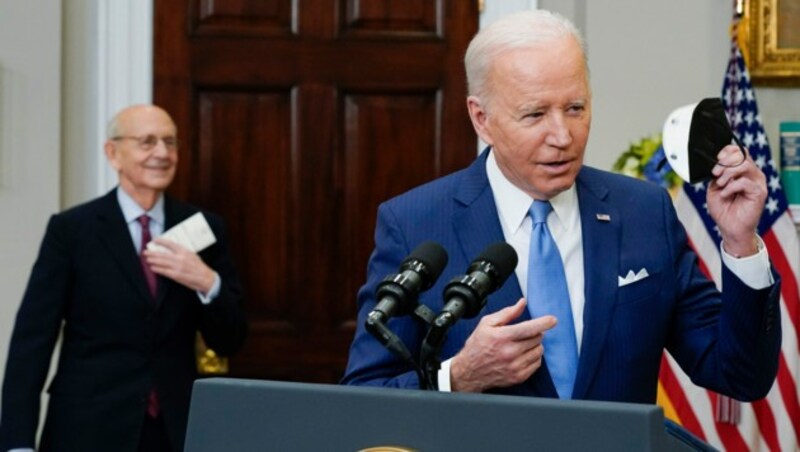 Richter Stephen Breyer (Hintergrund) tritt ab, Präsident Biden will jetzt statt ihm eine schwarze Frau im US-Höchstgericht. (Bild: AP)