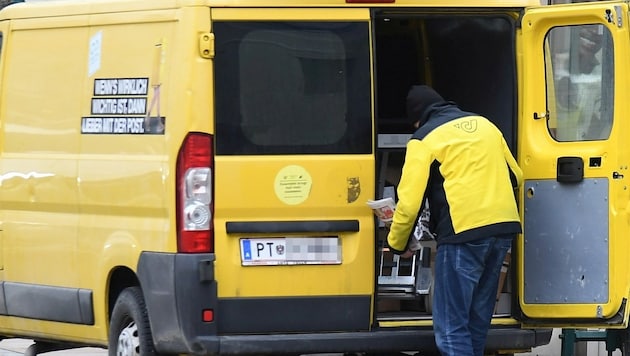 Hundreds of parcels and letters ended up in the cellar compartment of the now dismissed postman in the district of Mödling (Lower Austria). (Bild: P. Huber, Krone KREATIV)