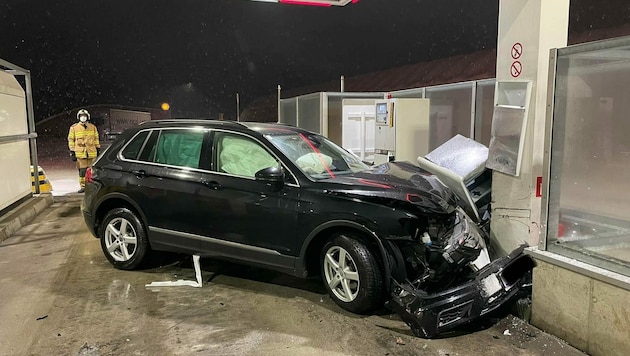Das Auto krachte gegen eine Zapfsäule bei einer Tankstelle. (Bild: Freiwillige Feuerwehr Eben im Pongau)