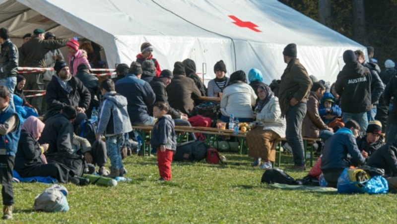 Flüchtlinge 2015 an der deutsch-österreichischen Grenze - Der Rechnungshof bemängelt, dass die Bundesregierung keine Pläne für einen großen Zustrom von Flüchtlingen hatte. (Bild: APA/dpa/Armin Weigel)