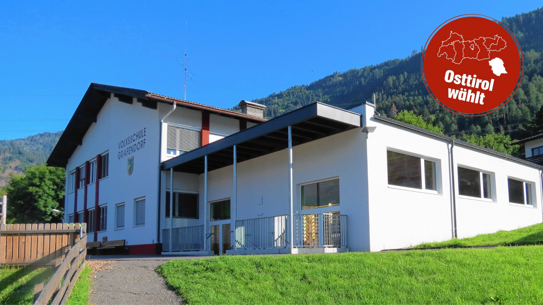 In neuem Glanz erstrahlt die Volksschule Gaimberg, die man samt Turnsaal aus- und umgebaut hat. (Bild: Gemeinde Gaimberg)