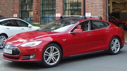 Tesla Model S: Acht Kameras nehmen die Umgebung auf. Das Bildmaterial wird unter anderem für das Fahrassistenzsystem "Autopilot" verwendet. (Bild: APA/AFP/Pierre-Henry DESHAYES)
