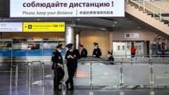 Sicherheitsbeamte am Moskauer Flughafen Scheremtjewo (Bild: APA/AFP/Yuri KADOBNOV)