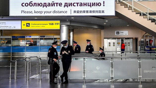 Sicherheitsbeamte am Moskauer Flughafen Scheremtjewo (Bild: APA/AFP/Yuri KADOBNOV)