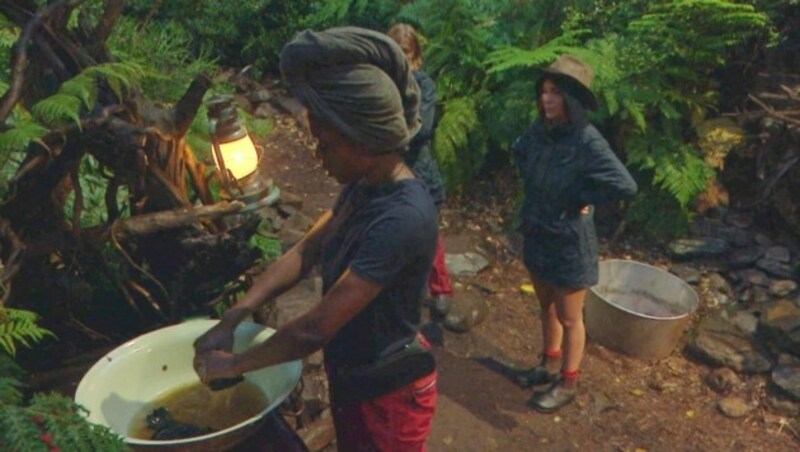 Tara Tabitha und Linda Nobat haben sich gegen Eric Stehfest eingeschossen. Gegenüber Tina Ruland hetzen sie so richtig gegen den Schauspieler. (Bild: RTL)