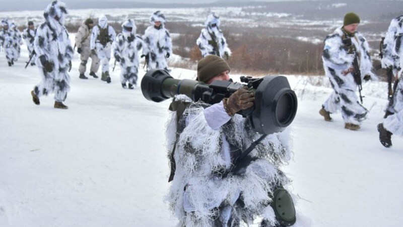 Ukrainische Soldaten bei einer Gefechtsübung (Bild: AP)