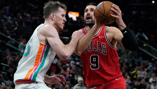 Jakob Pöltl von den San Antonio Sours (li.) im Duell mit Nikola Vucevic von den Chicago Bulls (Bild: AP)