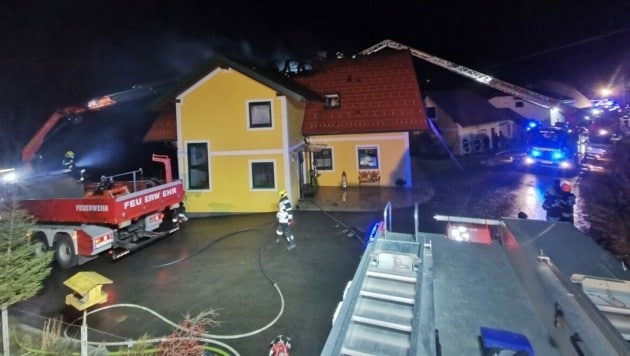 In Leutschach brannte der Dachstuhl eines Wohnhauses. (Bild: FF Leutschach/Waltl)