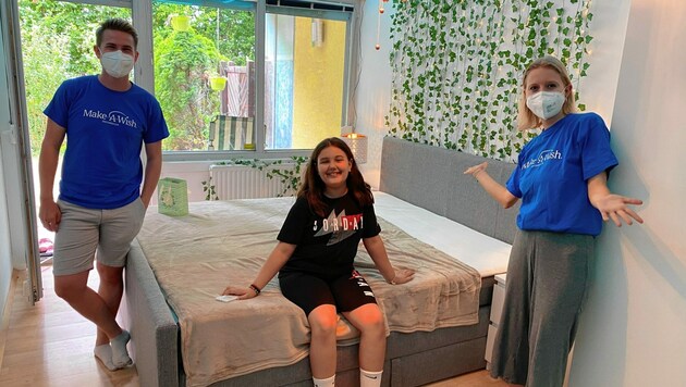 Die 10-jährige Sara gemeinsam mit ihren beiden Wunscherfüllern im neu eingerichteten Kinderzimmer. (Bild: Make A Wish)