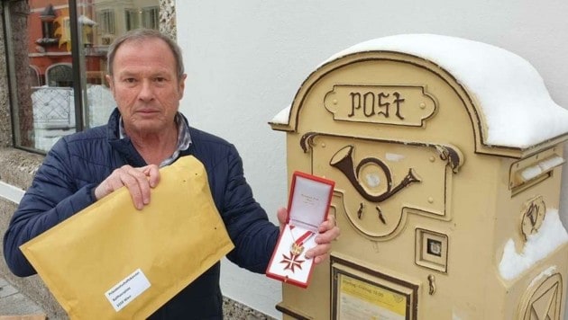 Bodner mit Ehrenzeichen und Kuvert am Briefkasten, Adressat ist die Präsidentschaftskanzlei (Bild: Moser Andreas)