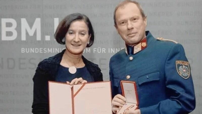 2011 noch stolz: Zwei Jahre vor der Pensionierung erhielt Bodner das Goldene Ehrenzeichen für Verdienste um die Republik Österreich von Innenministerin Mikl-Leitner. (Bild: zVg)