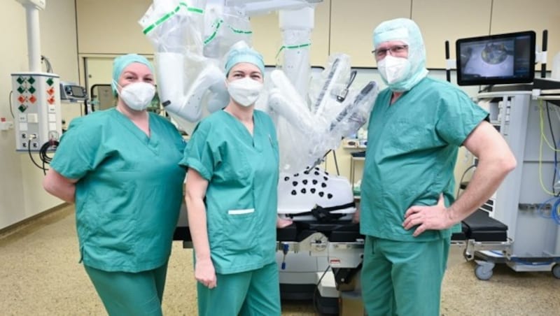 Primar Dr. Gottfried Pfleger mit den Diplompflegerinnen Martina Unger (Mitte) und Anita Wilflnger. (Bild: KRAGES)