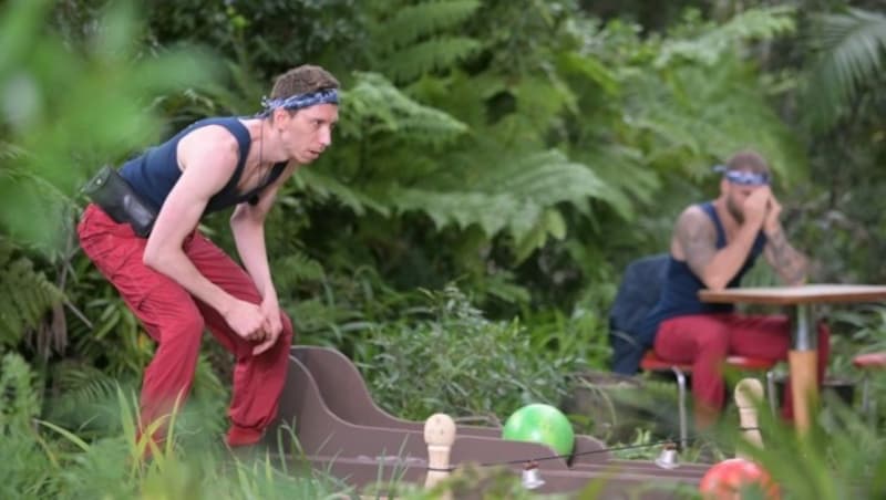 Die Leistung beim Kegeln bestimmt, was die beiden essen müssen. (Bild: RTL/Stefan Menne)