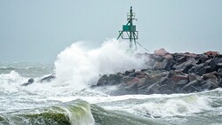 „Malik“ hat nach Großbritannien nun auch Dänemark (im Bild: hoher Wellengang an der Küste Nordjütlands) erreicht. (Bild: APA/AFP/Ritzau Scanpix/Henning Bagger)