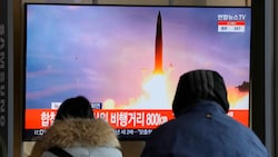 Südkoreaner verfolgen in Seoul Fernsehnachrichten zum nordkoreanischen Raketentest. (Bild: AP)