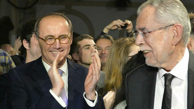 Othmar Karas (l.) unterstützte Alexander Van der Bellen schon im Wahlkampf 2016. (Bild: APA/HERBERT NEUBAUER)