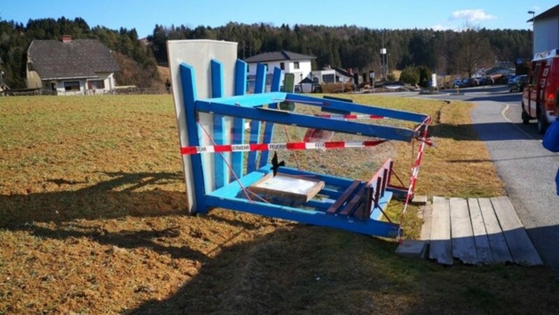 Ein Buswartehäuschen in Hitzendorf hielt den Böen nicht stand und wurde umgeweht. (Bild: FF Steinberg-Rohrbach/Matthias Huber)