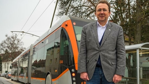 St. Pöltens Bürgermeister und SPÖ-Chef Matthias Stadler besichtigte das O-Bussystem in Linz (OÖ). „Auf den Einfallstraßen in unsere Landeshauptstadt sind täglich 36.000 Pendler unterwegs. O-Busse würden eine ungeheure Entlastung bringen.“ (Bild: Stadt St. Pölten)