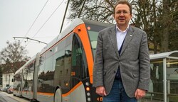 St. Pöltens Bürgermeister und SPÖ-Chef Matthias Stadler besichtigte das O-Bussystem in Linz (OÖ). „Auf den Einfallstraßen in unsere Landeshauptstadt sind täglich 36.000 Pendler unterwegs. O-Busse würden eine ungeheure Entlastung bringen.“ (Bild: Stadt St. Pölten)