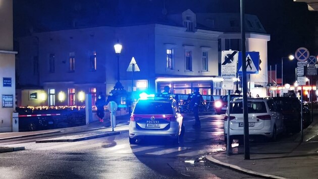 High-Noon in Baden: Die Polizei stürmte das Areal einer örtlichen Tankstelle. (Bild: Monatsrevue/Lenger Thomas)