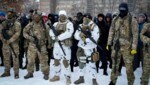 Freiwillige, die in Kiew an der Waffe ausgebildet werden (Bild: AP)