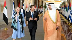 Präsident Jitzchak Herzog und seine Ehefrau Michal im Gespräch mit Außenminister Abdullah bin Zayed Al Nahyan (Bild: AP)