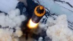 Dieses von Nordkoreas Regime verbreitetes Bild soll die Rakete beim Start zeigen. (Bild: APA/AFP/KCNA VIA KNS/STR)