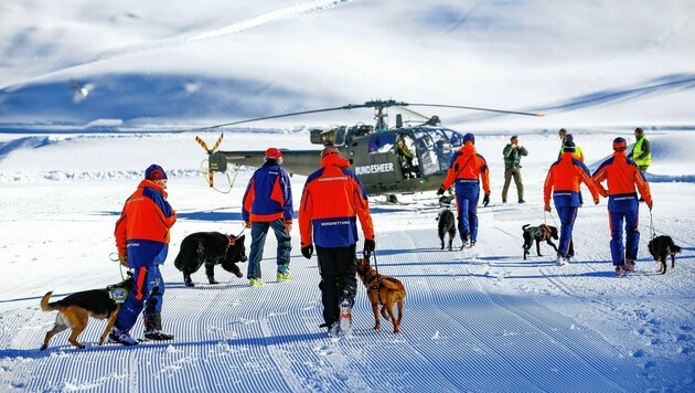 Salzburgs Bergretter und ihre Hunde trainieren in Zauchensee den Ernstfall. (Bild: GERHARD SCHIEL)