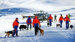 Salzburgs Bergretter und ihre Hunde trainieren in Zauchensee den Ernstfall. (Bild: GERHARD SCHIEL)