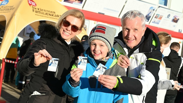 Claudia und Hermann mit Johannes aus Klagenfurt werden die Liftkarten zu einem anderen Termin nutzen. (Bild: Hronek Eveline)