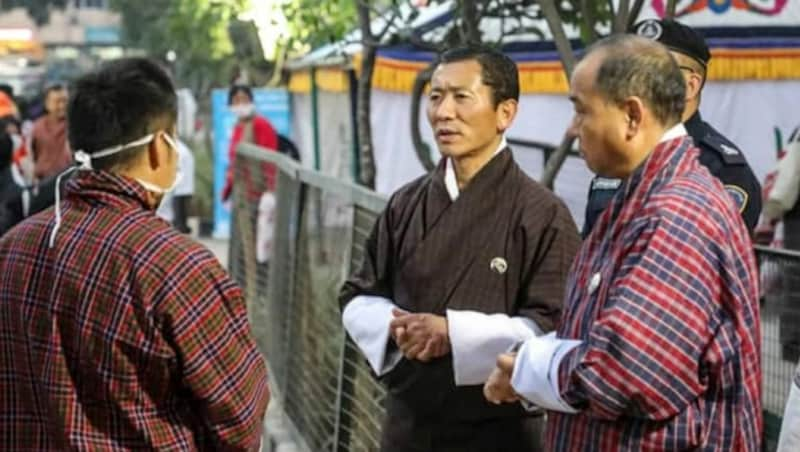 Der Regierungschef von Bhutan (beim Besuch eines Grenzpostens im Februar 2020) nahm das Virus von Anfang an sehr ernst. (Bild: APA/AFP/Bhutan Prime Minister's Office/Handout)