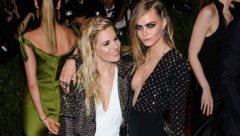 Sienna Miller und Cara Delevingne (Bild: www.PPS.at)