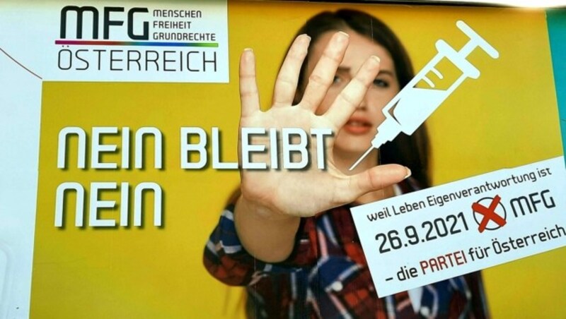 Ein Wahlplakat der impfskeptischen Partei „Menschen-Freiheit-Grundrechte“ in Oberösterreich, wo die neue Bewegung bereits im Landtag sitzt (Bild: APA/ULRIKE INNTHALER)