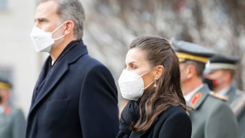 Königin Letizia hatte ihre Haare am Oberkopf zusammengefasst, in ihren Ohren funkelten Perlen-Ohrringe mit Diamanten. (Bild: AP)