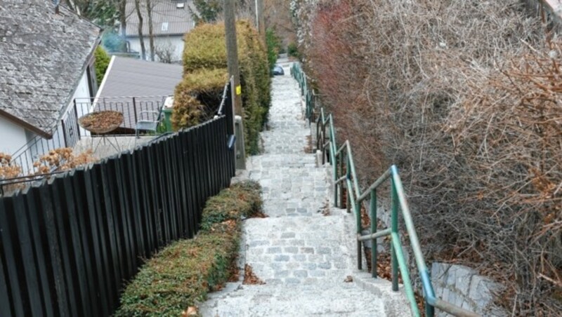 Stufen zum Haus: Noch wird oben auf der Straße geparkt. (Bild: Klemens Groh)