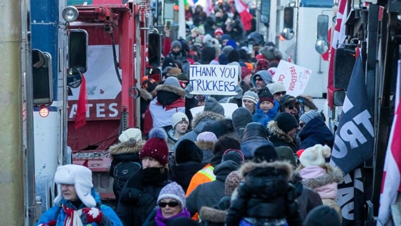 Es kommt auch Zuspruch von der Bevölkerung Ottawas für die Protestaktion. Die Frage ist, wie lange dieser anhält, wenn nichts mehr weitergeht. (Bild: APA/AFP/Lars Hagberg)