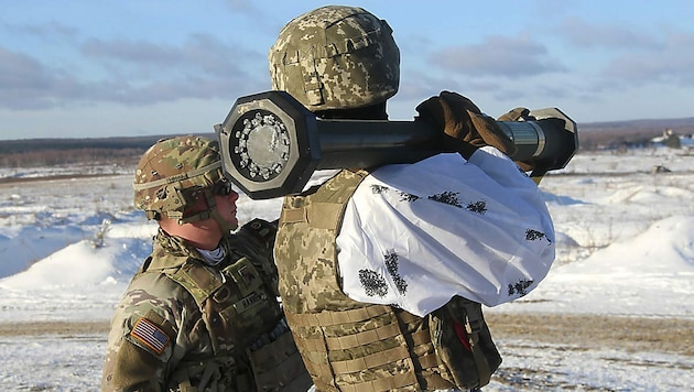 Dieser US-Ausbildner schult einen ukrainischen Soldaten beim Umgang mit der bunkerbrechenden M141 im Westen der Ukraine. (Bild: Ukrainian Defense Ministry Press Service)