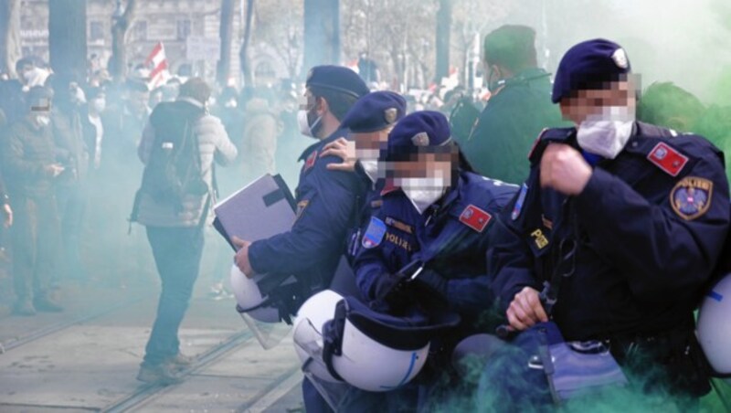 Polizisten bei einer Demo am Heldenplatz (Bild: Reinhard Holl , Krone KREATIV)