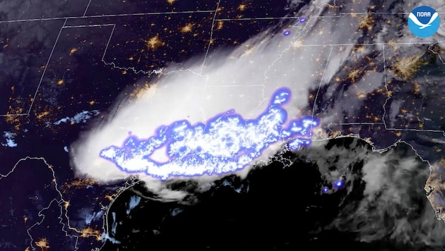 Die National Oceanic and Atmospheric Administration zeichnete den längsten Blitz der Welt auf. (Bild: AP)