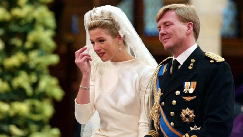 2.2.2002: Maxima Zorreguieta wischt sich bei ihrer Hochzeit mit Prinz Willem-Alexander Tränen aus den Augen. (Bild: APA/AFP PHOTO EPA-ANP/MARCEL ANTONISSE)