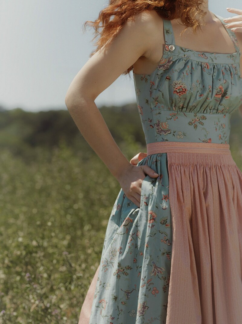 Raffiniert: Dieser Dirndl-Schnitt macht ordentlich was her! (Bild: Lena Hoschek/LippZahnschirm)