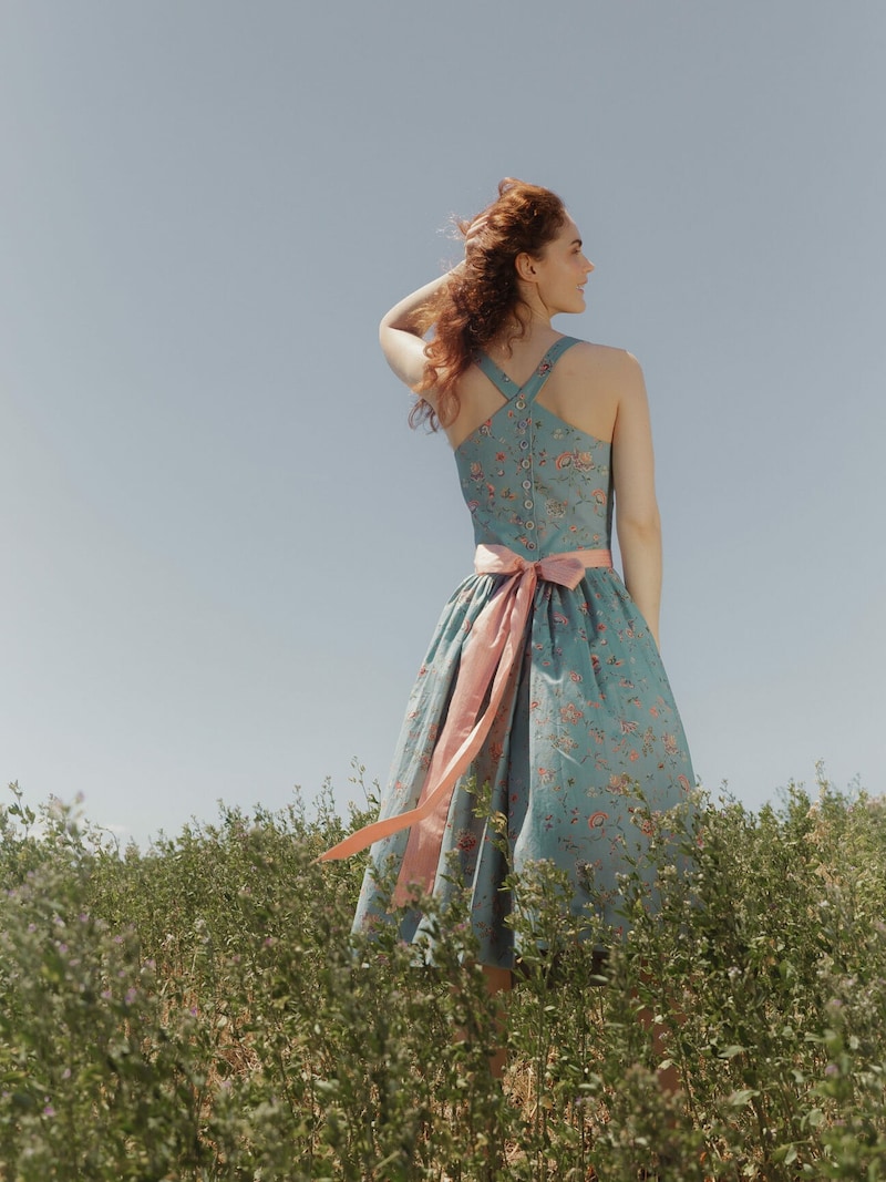 Das klassische Dirndl neu interpretiert: Dieses Modell besticht durch süße Details. (Bild: Lena Hoschek/LippZahnschirm)