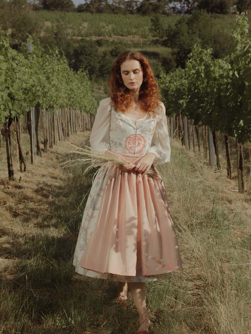 Die Sommerdirndl von Lena Hoschek sind in zarten Puderfarben gehalten. (Bild: Lena Hoschek/LippZahnschirm)