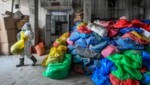 Medizinischer Abfall wird immer mehr - wie hier in Nepal. (Bild: AFP)