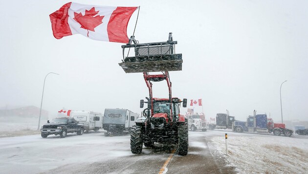 Beinahe kein Durchkommen an der US-kanadischen Grenze bei Coutts (Alberta) (Bild: AP)
