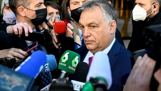 Ungarns Ministerpräsident Viktor Orban erntet viel Kritik für seine Reise nach Moskau. (Bild: APA/AFP/OSCAR DEL POZO)