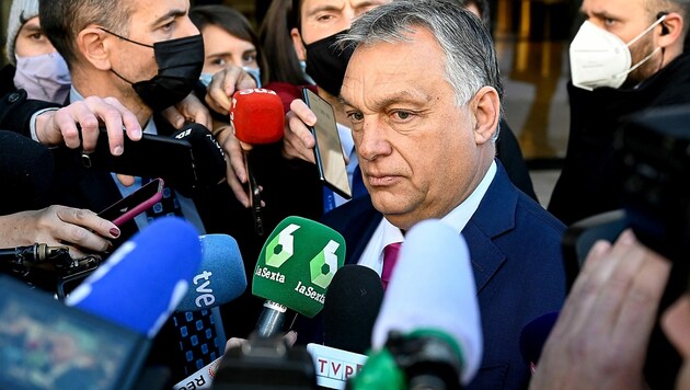 Ungarns Ministerpräsident Viktor Orban erntet viel Kritik für seine Reise nach Moskau. (Bild: APA/AFP/OSCAR DEL POZO)