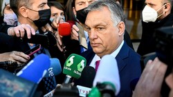 Ungarns Ministerpräsident Viktor Orban erntet viel Kritik für seine Reise nach Moskau. (Bild: APA/AFP/OSCAR DEL POZO)