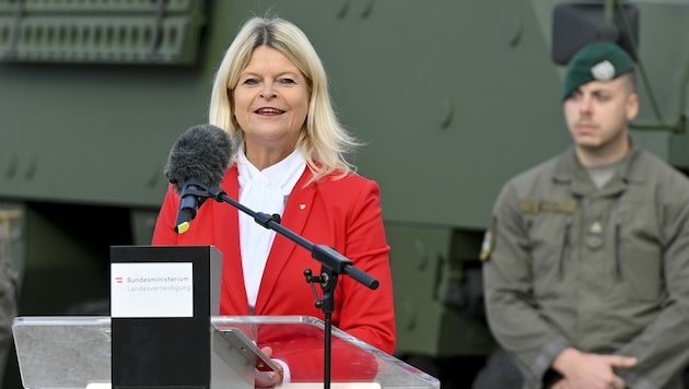 Ministerin Tanner hat angeordnet, dass 100 Kasernen in Österreich bis 2025 autark werden sollen. Der Opposition geht das zu langsam. (Bild: APA/Herbert Neubauer)