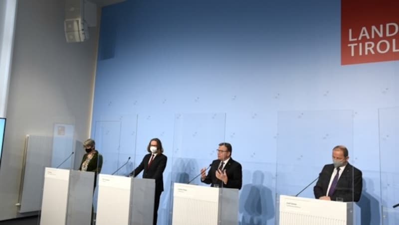 Vetmed-Rektorin Petra Winter, Bildungsminister Martin Polaschek, LH Günther Platter und Agrar-LR Josef Geisler präsentierten am Dienstag die Maßnahmen zur Stärkung der Veterinärmedizin in Tirol. (Bild: Andreas Fischer)